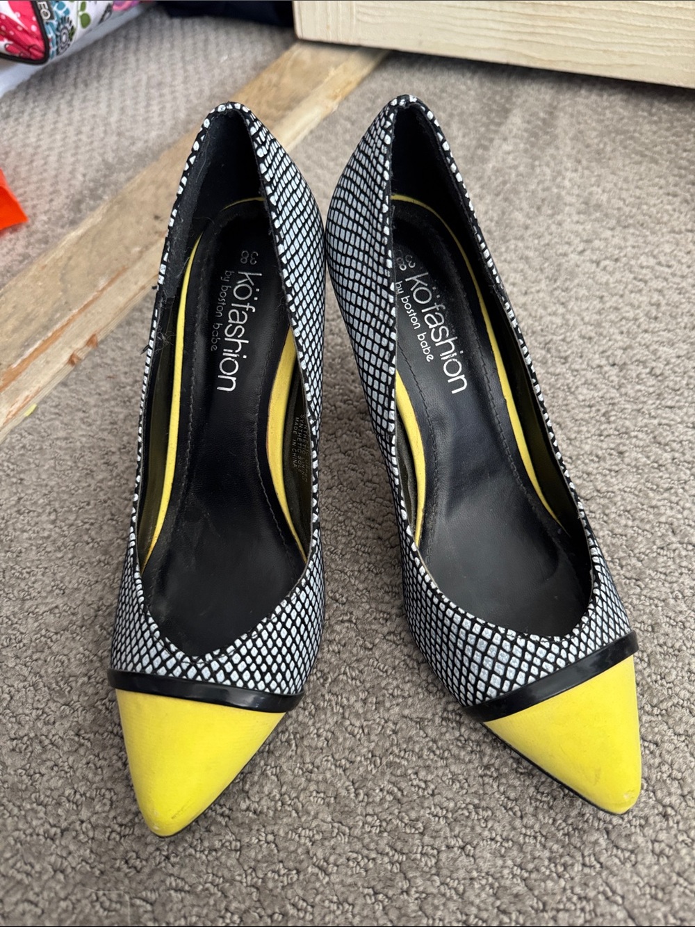 Women's Black & Yellow Pointed Toe Pumps